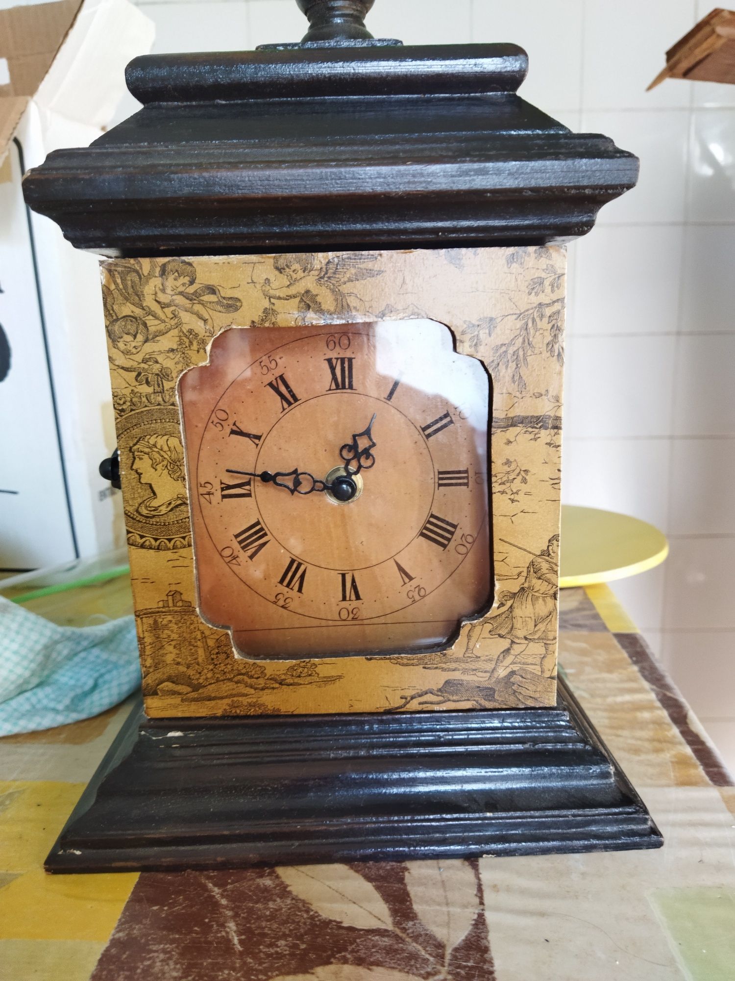 Relógio antigo... Todo em madeira