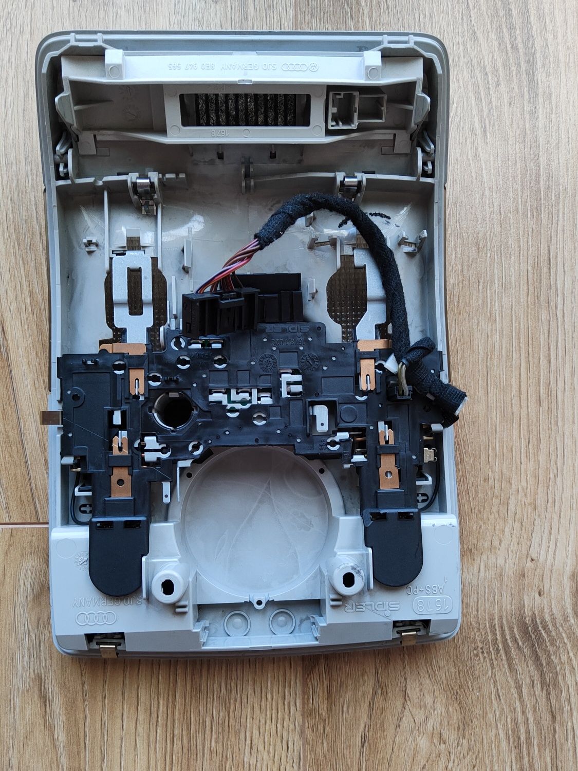 Audi A4 lampka oświetlenie kabiny 8e0/947/565