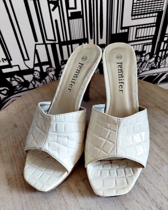 Białe sandały klapki na obcasie na słupku CCC Jennifer