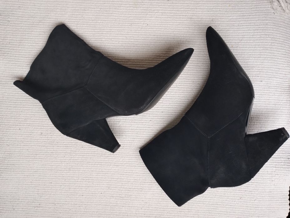 Zamszowe czarne botki GINO ROSSI