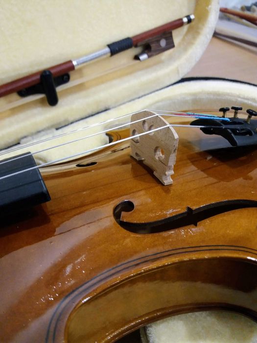 Skrzypce drewniane 4/4, smyczek, futerał, kalafonia