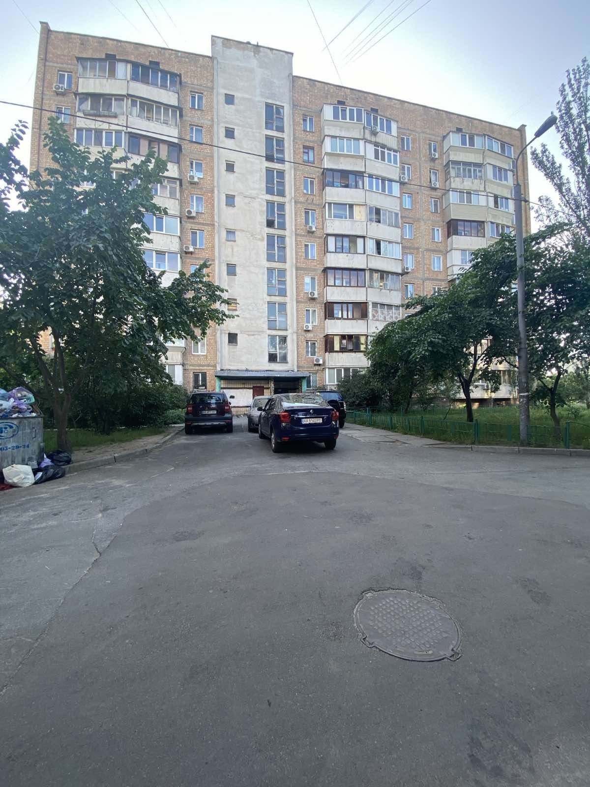 1 комнатная м. Оболонь, ( гостинка).