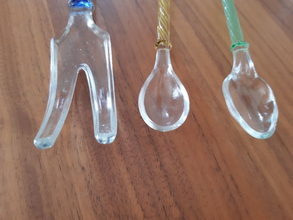 Talheres em vidro antigo