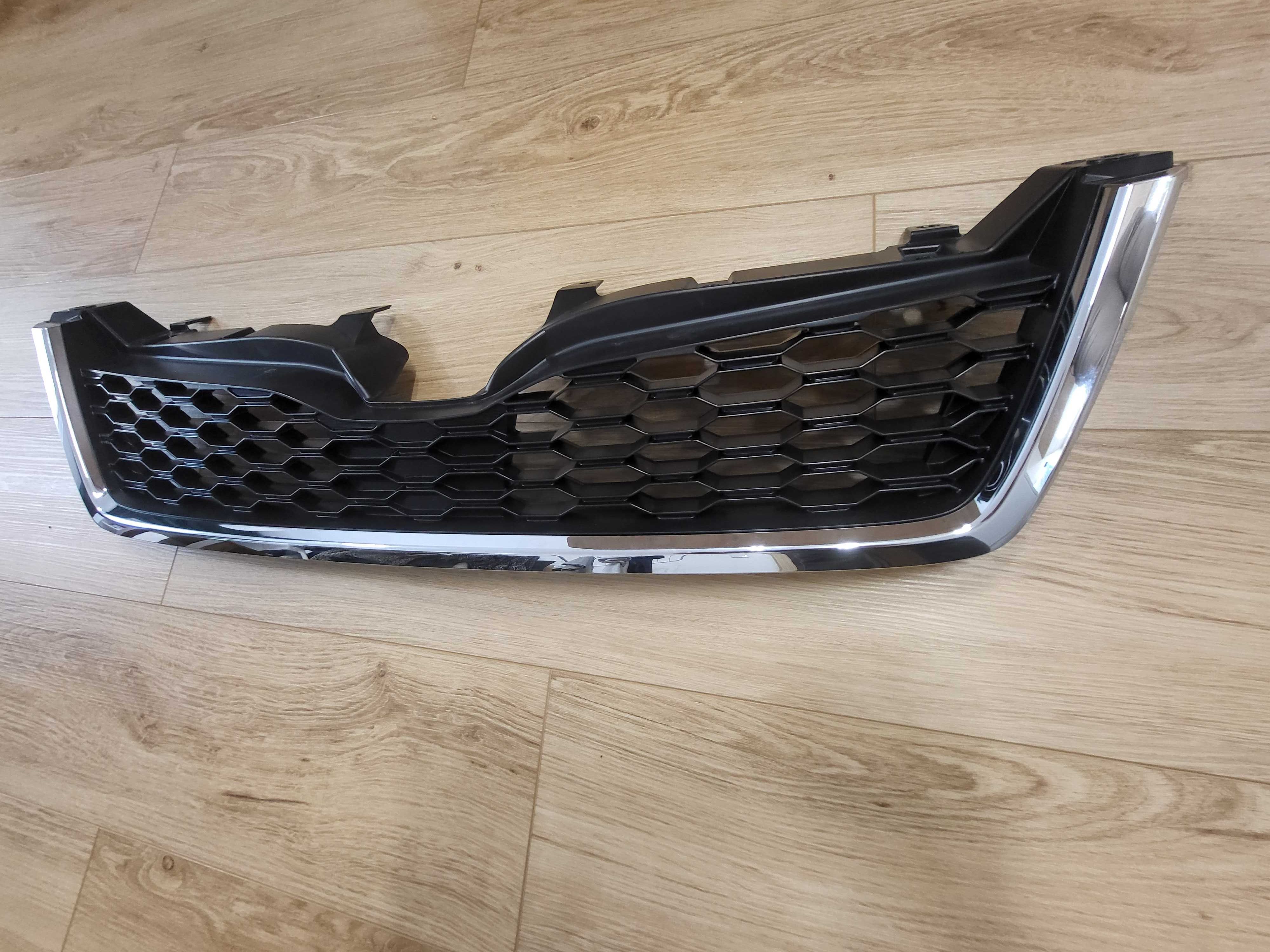 Subaru Forester IV atrapa grill 91122SG060 NOWY