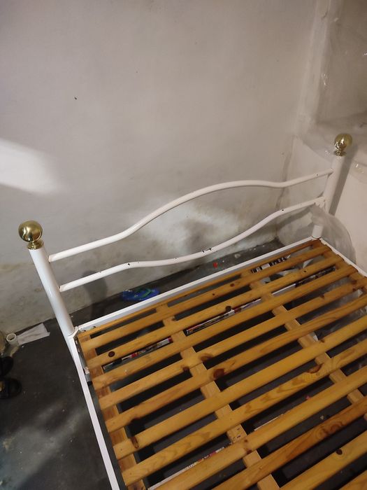 Cama à venda, sem colchão.