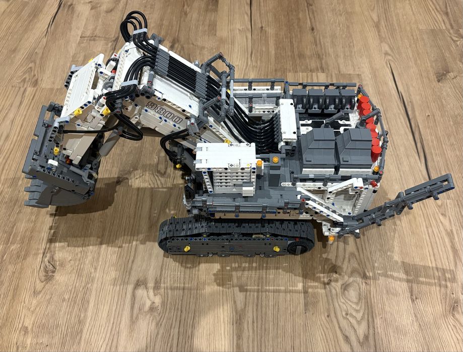 Lego Technic, koparka Liebherr 42100