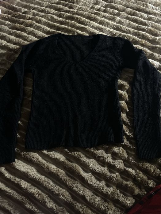 свитер с декольте