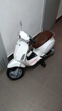 Vespa eléctrica criança