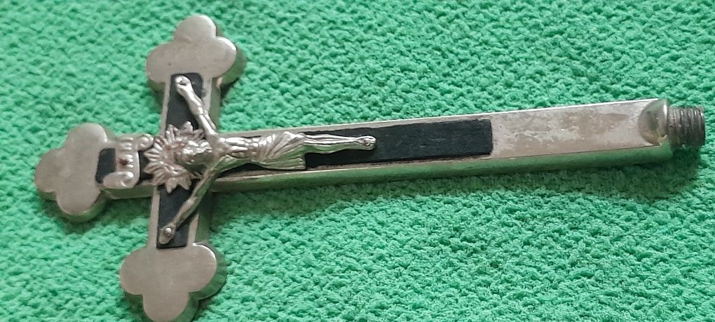 Stary,metalowy krzyżyk