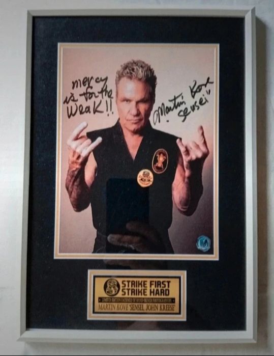 Moldura Série Cobra Kai - Sensei John Kreese Mercy Are for The Weak