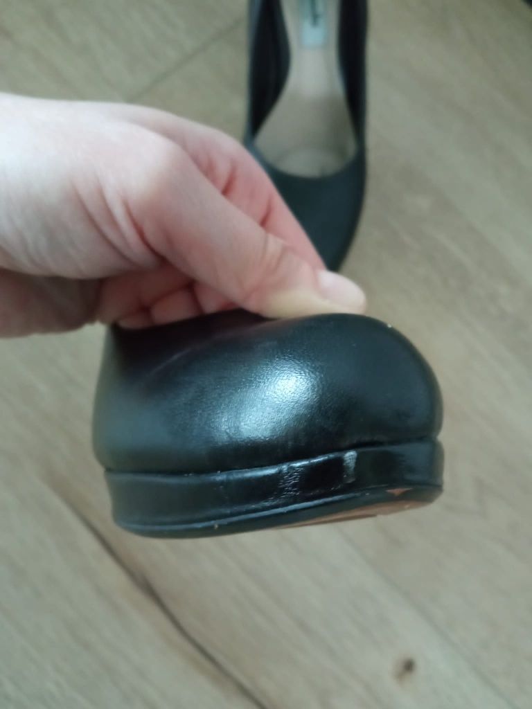 Czółenka na obcasie ze skóry Clarks 36