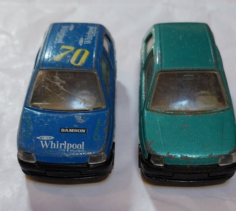 Duas miniaturas Burago Renault Clio em escala 1/43