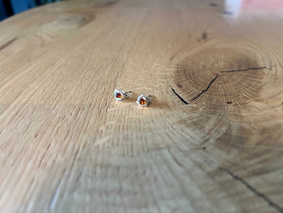 Srebrne kolczyki z bursztynem, wciskane, kształt trójkąta, próba 925