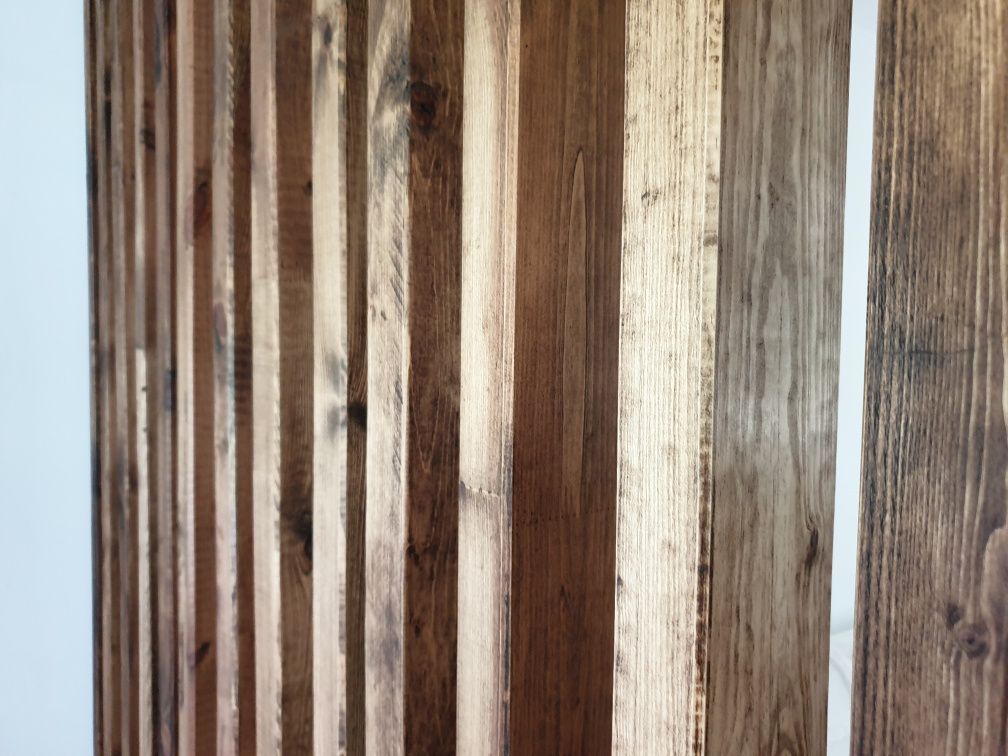 Drewniana ściana, lamele - wymiary regulowane