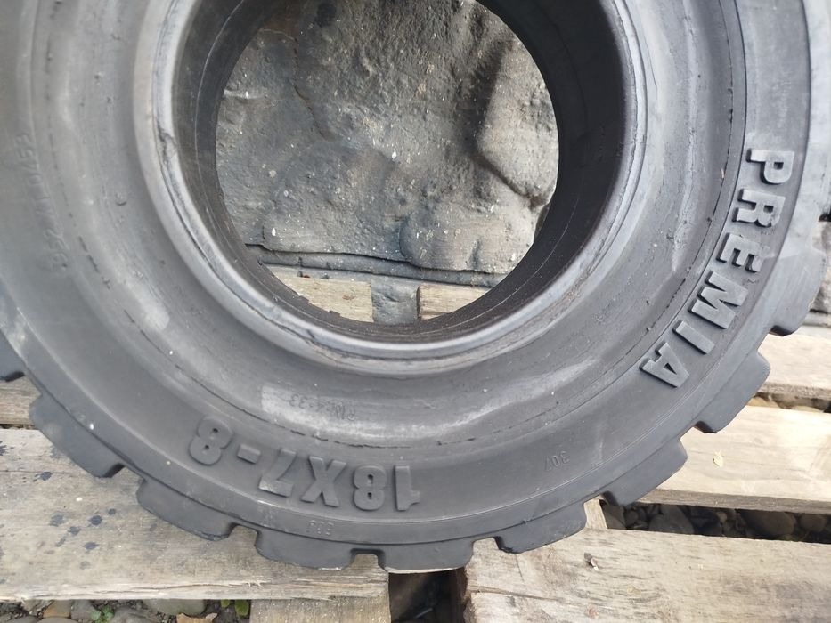 Шини цільнолиті до погрузчика 18*7-8