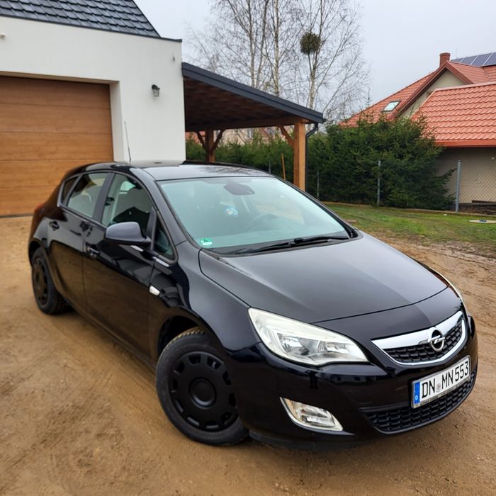 Opel Astra J • 1.6 benzyna •  Zadbany