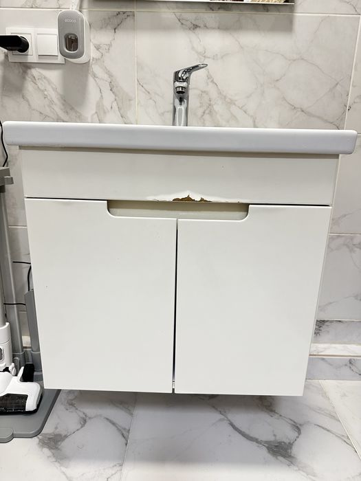 Тумба з умивальником і змішувачем