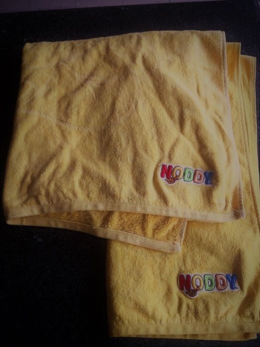 2 toalhas Noddy em excelente estado. Cor amarelo canário.