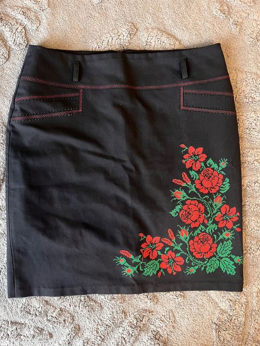Шкільна спідниця з вишивкою