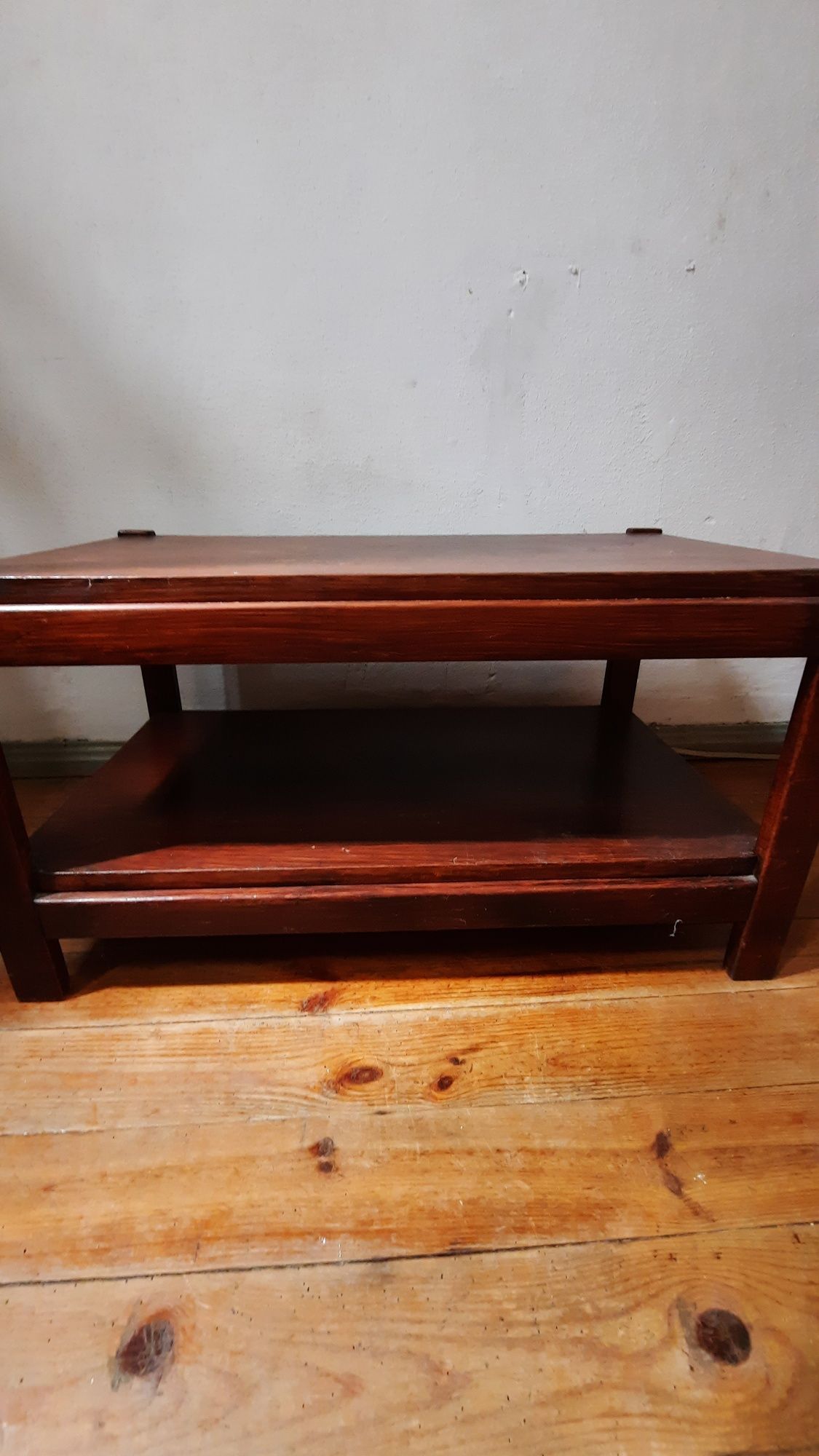 Mesa de madeira maciça ideal para sala de estar