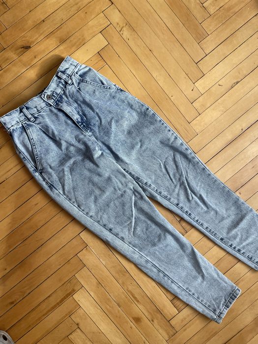 Джинсы с защипами на резинке