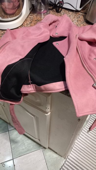 Casaco rosa meia estação, da Primark, marca 42 mas veste menos