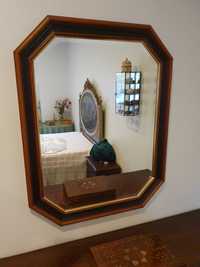Espelho com moldura em madeira e friso dourado