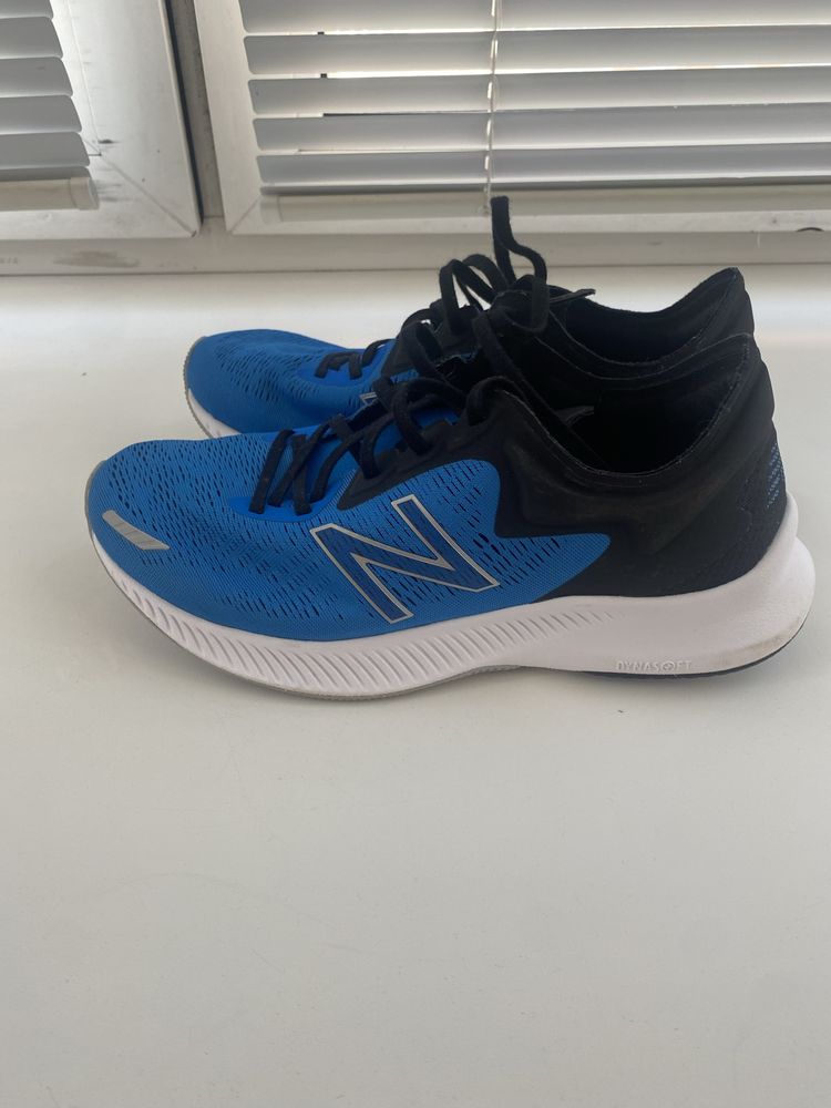 Кросівки бренду new balance