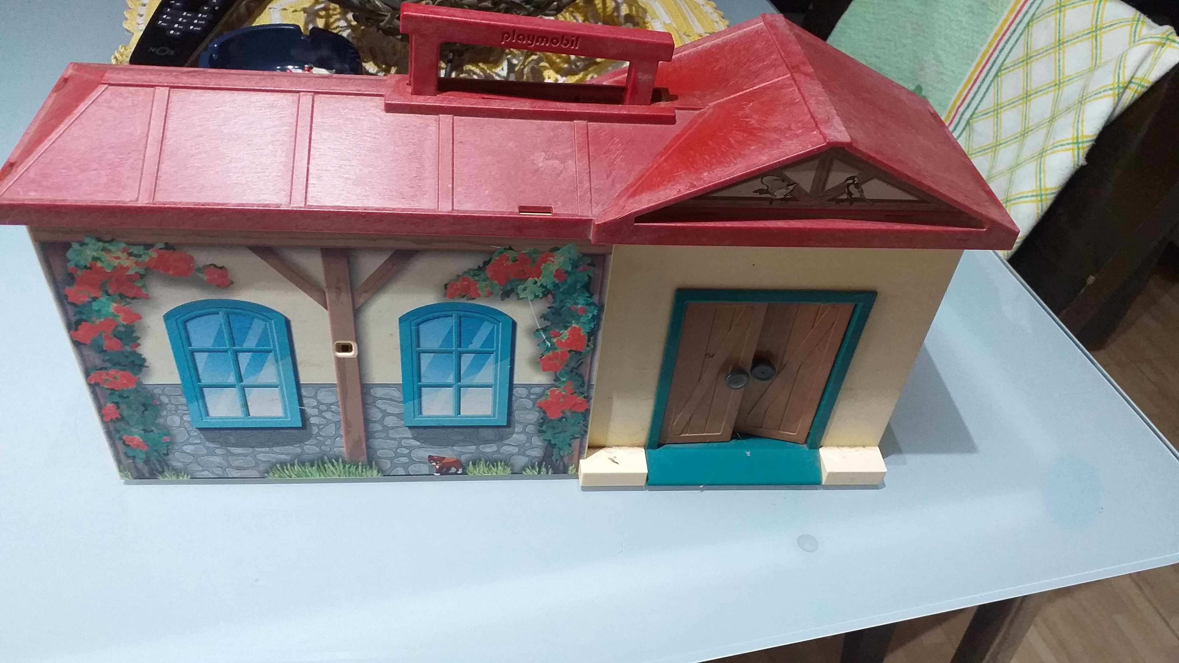 2 casas de brincar 1 delas Playmobil em bom estado