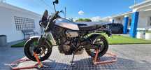 Yamaha XSR700 cinzenta