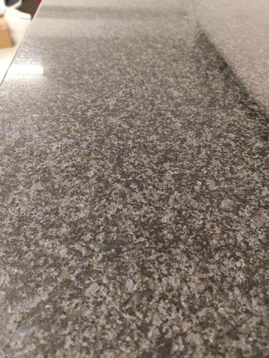 Mesa com tampo em granito, base das pernas em inox