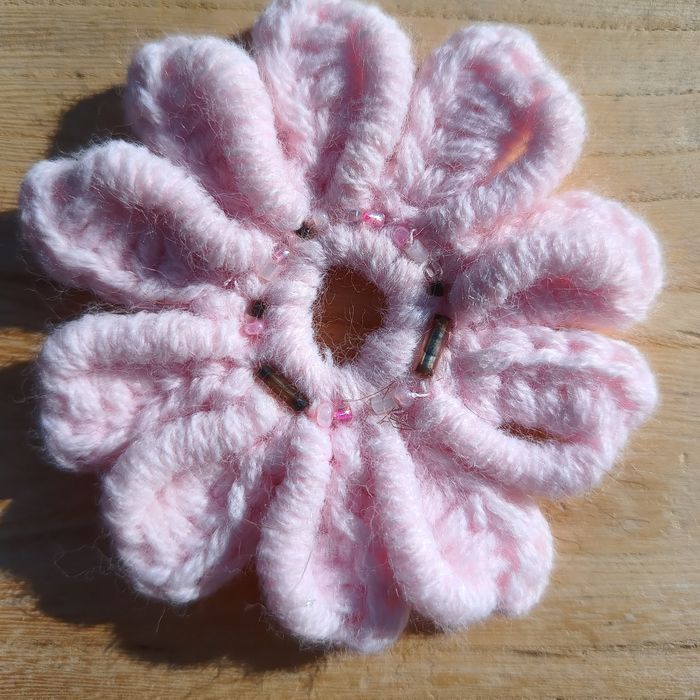 Kwiatek ręcznie robiony na szydełku średnica 7 cm.