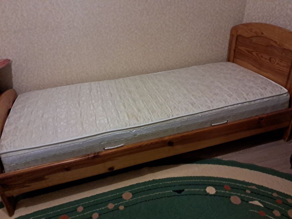 Деревʼяне ліжко з ортопедичним цатрацом