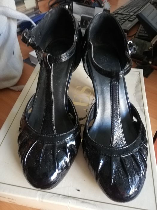 Czarne lakierowane buty na obcasie 36