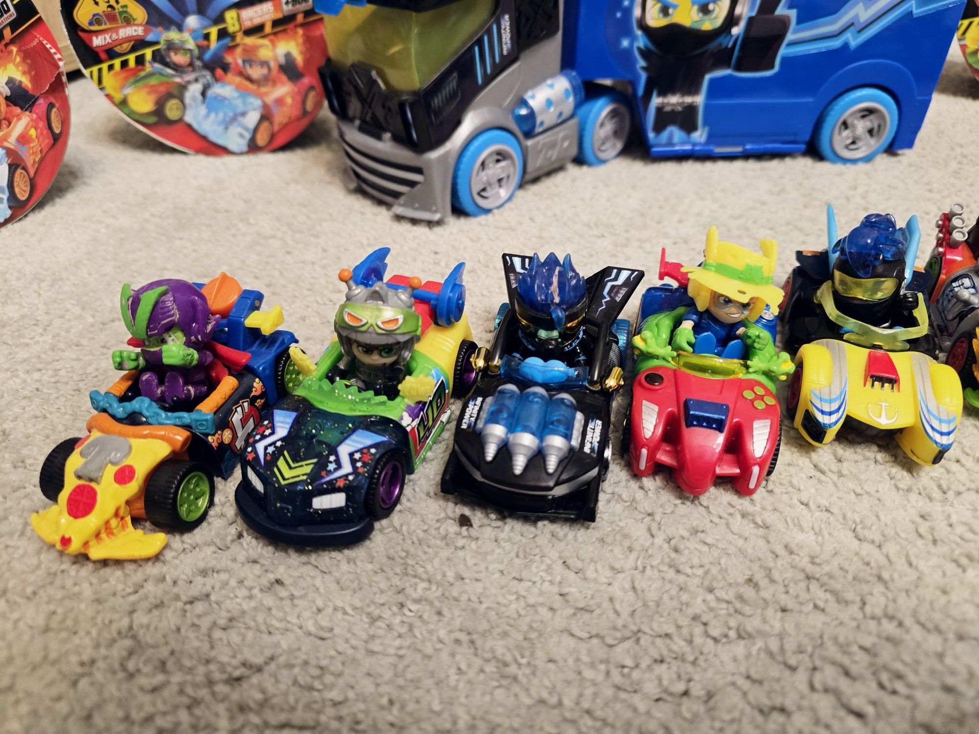 T-RACERS 4 XRacer Turbo Truck Ciężarówka + 9 Figurek i aut jak nowy