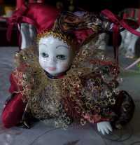 Porcelanowa lalka arlekin