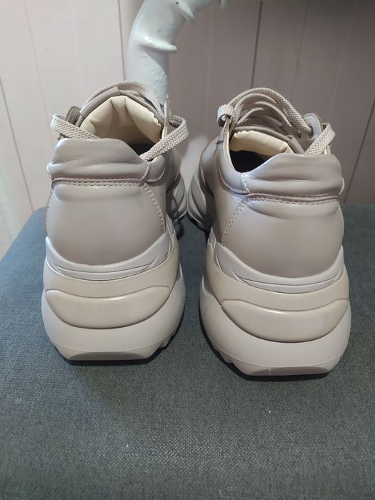 Продам нові кросівки