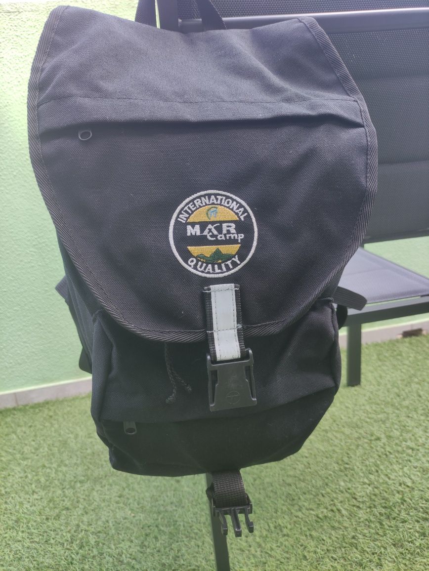 Mochila preta com costas e alças acolchoadas