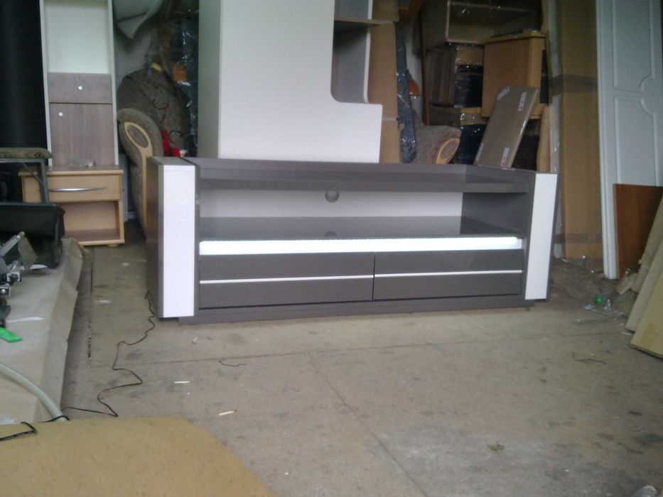 Linn Nowa Szafka pod telewizor (144x50x50, połysk,oświetlenie led)