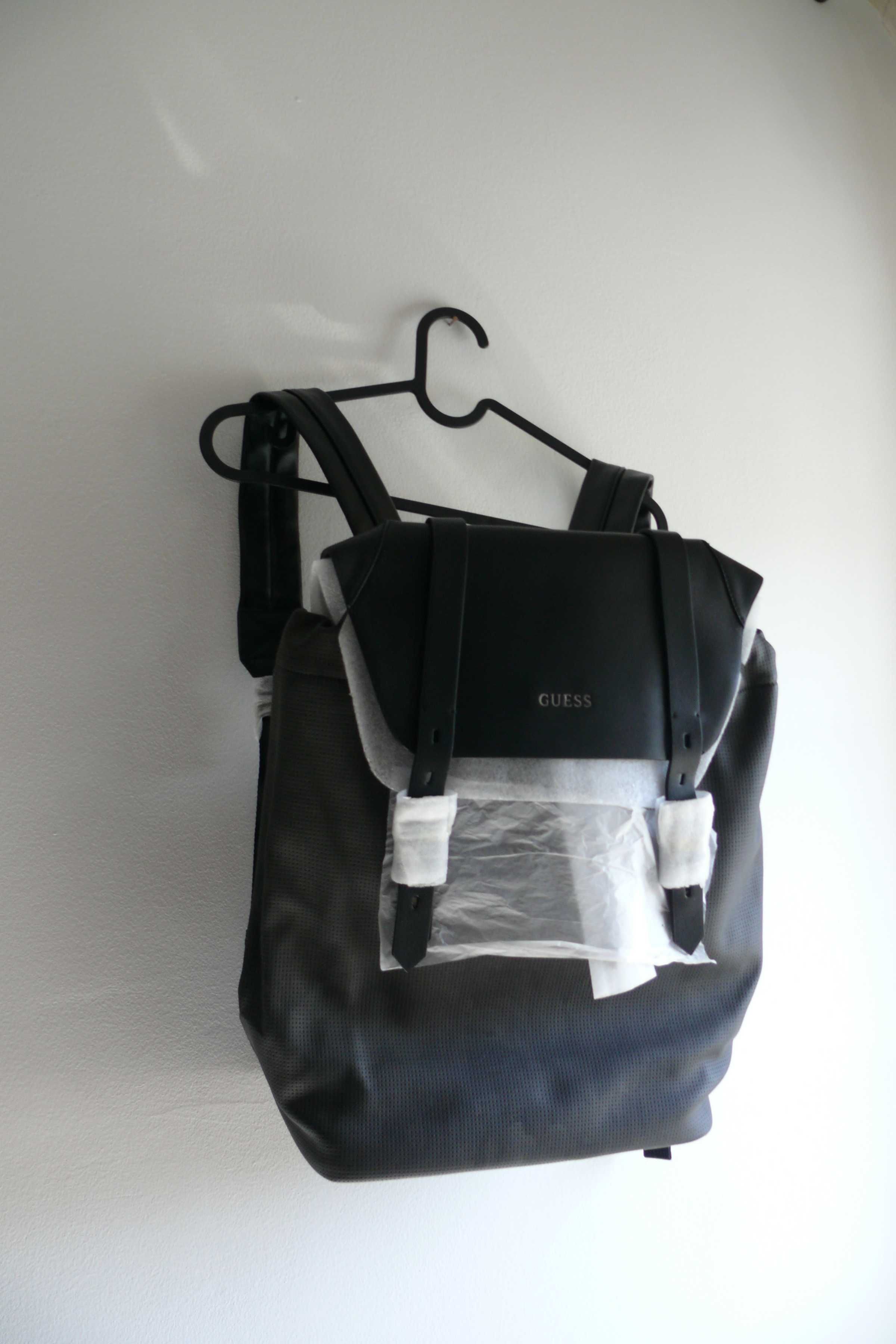 Mochila em pele Guess