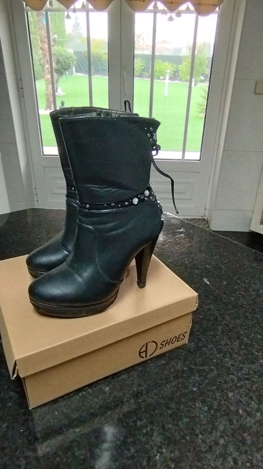 Botins pretos, com aplicações tam. 35