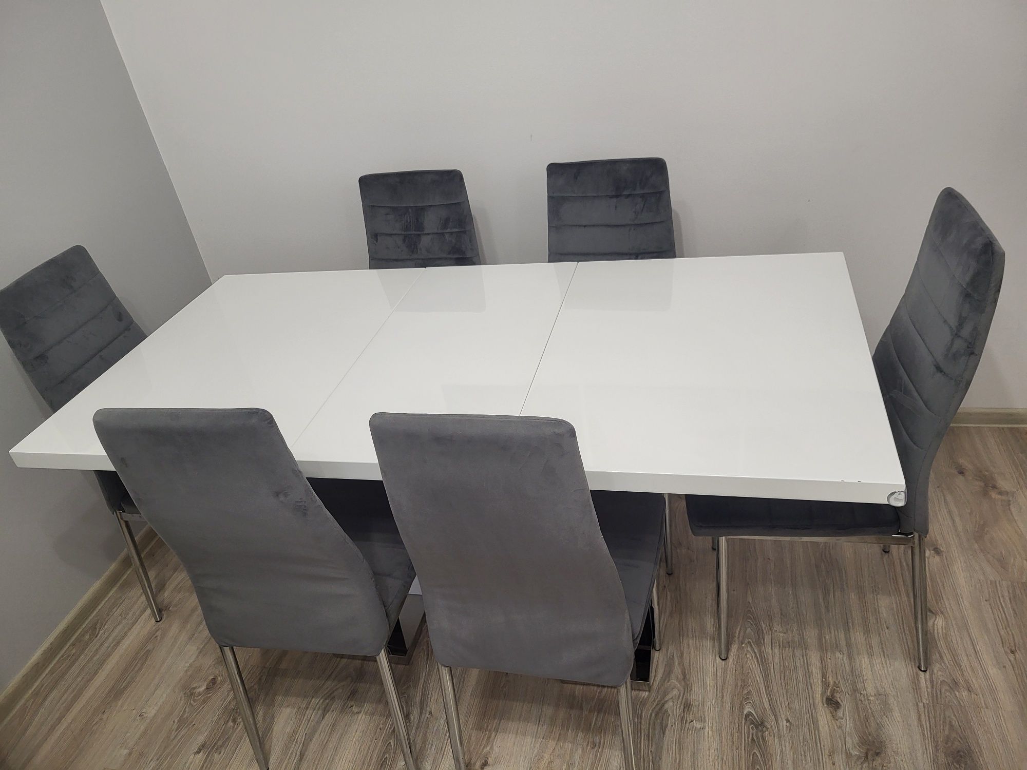 Biały lakierowany stół z 6 krzesłami