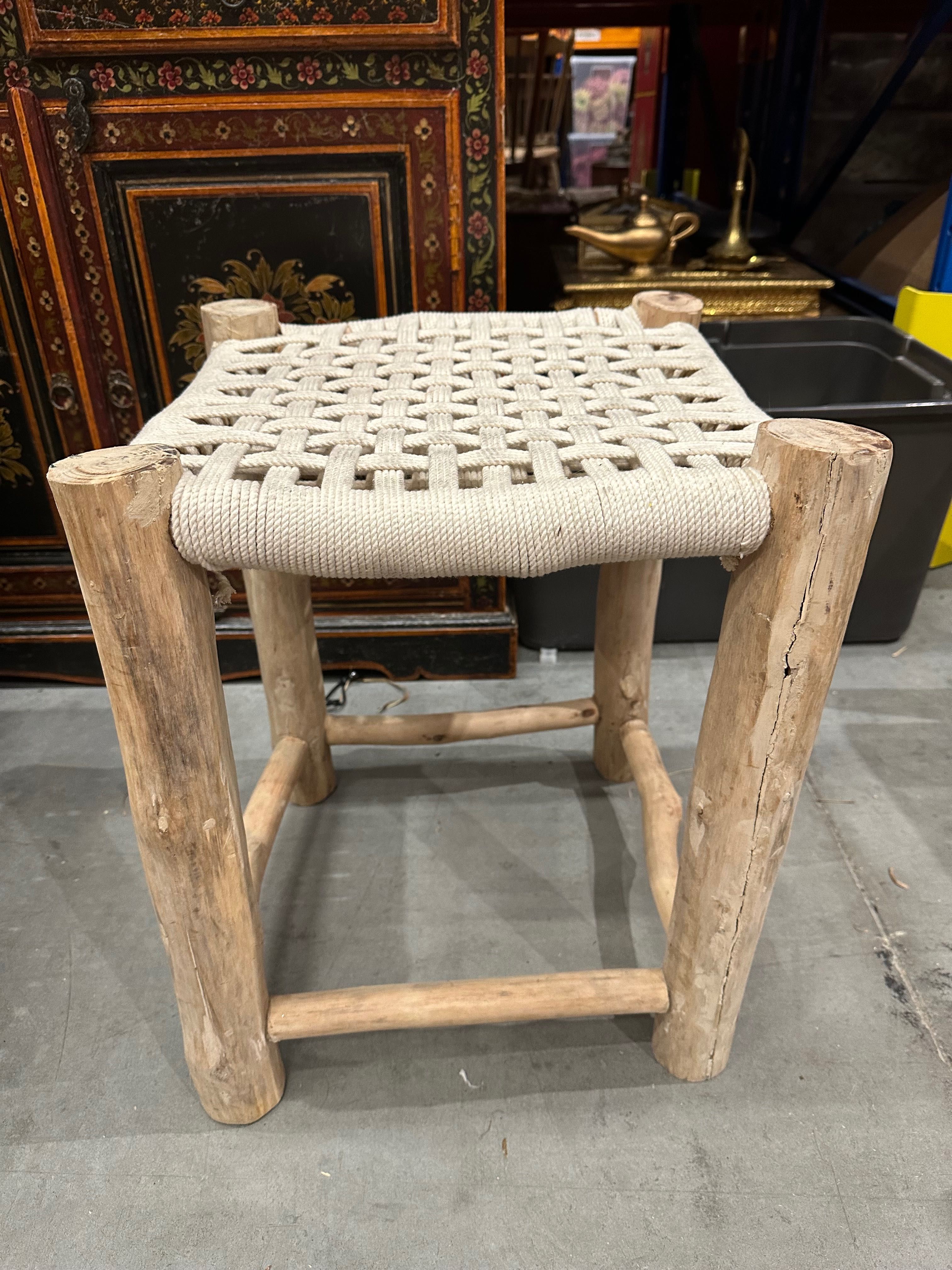 Taboret z plecionym siedziskiem