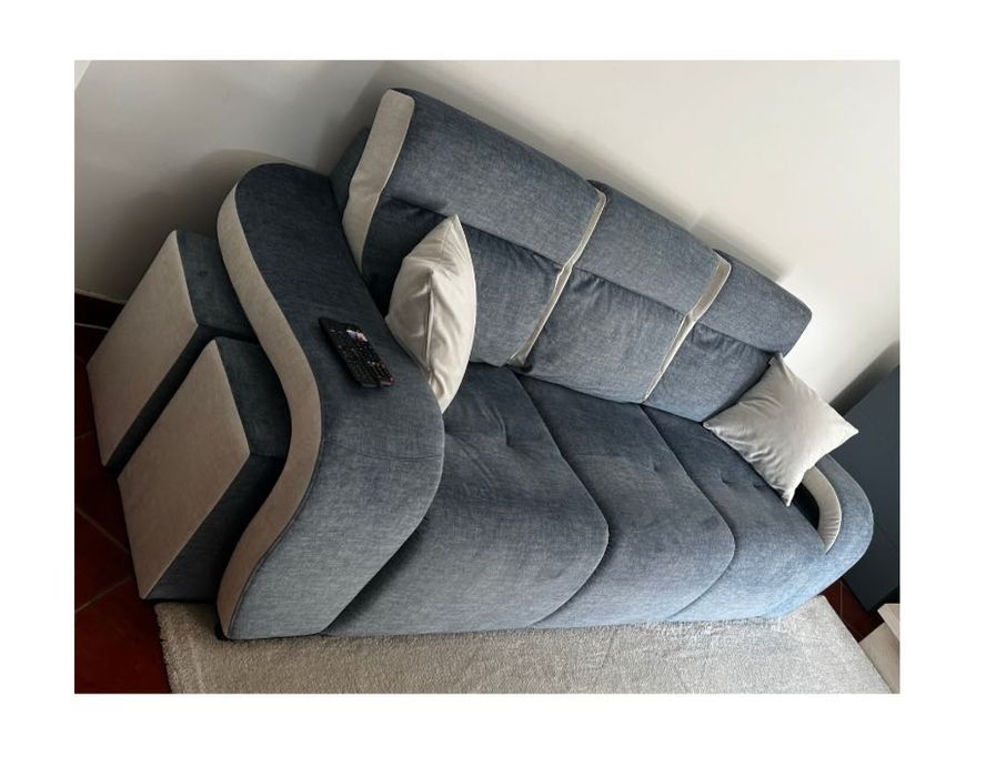 Sofá em tecido azul e bege