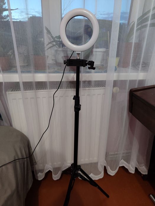 Штатив для телефону з кільцевою лампою