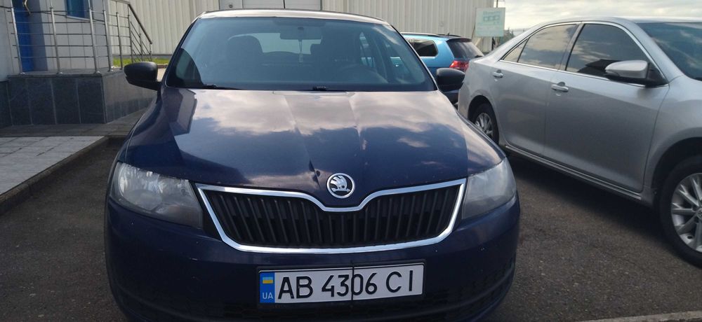 Компанія розпродує авто