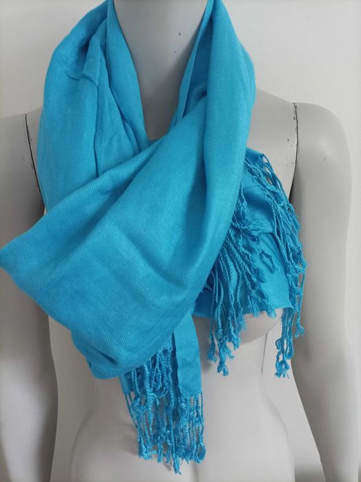 Niebieski szal z frędzlami
