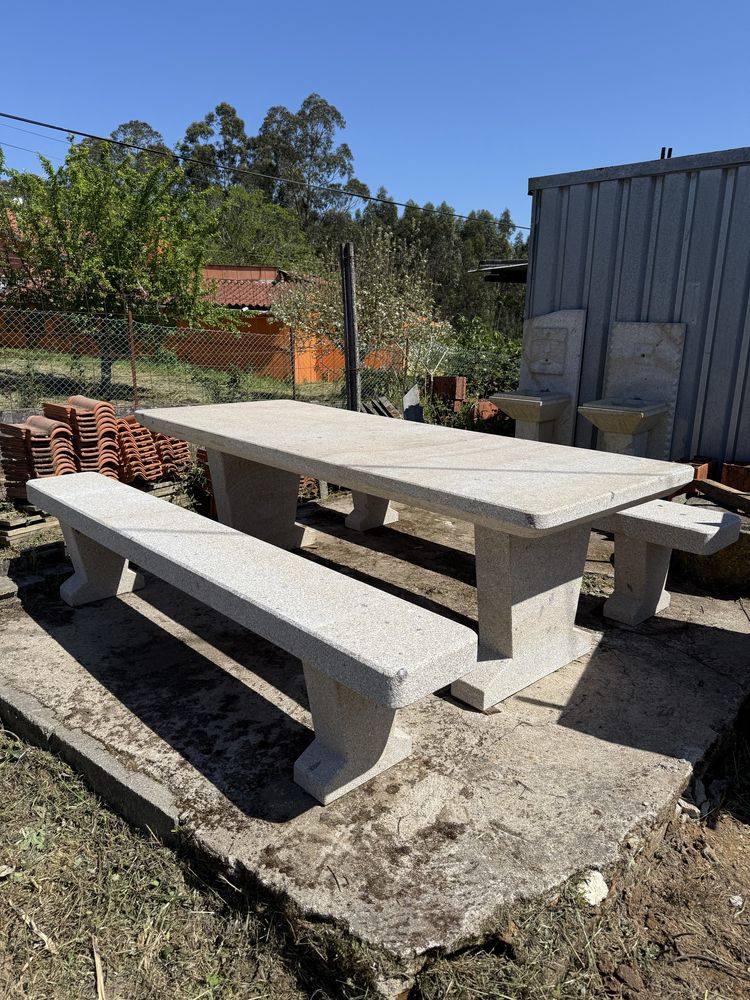 Mesa e bancos em Pedra
