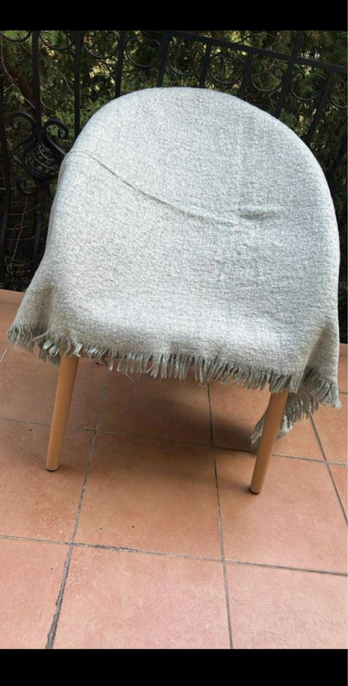 Miętowy koc H&M Home z dłuższym włosiem i frędzlami 130×170 cm