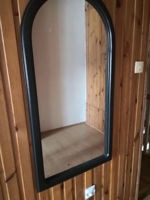 Lustro w czarnej ramie